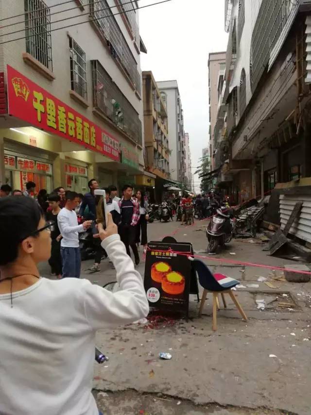 吴川黄坡川西中学门口一店铺招牌倒塌,路人被砸到受伤