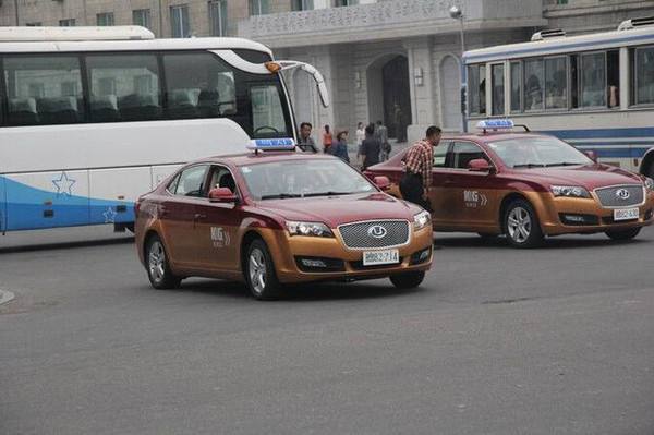 朝鲜的进口汽车多来自中国,平壤街头多数是国产车