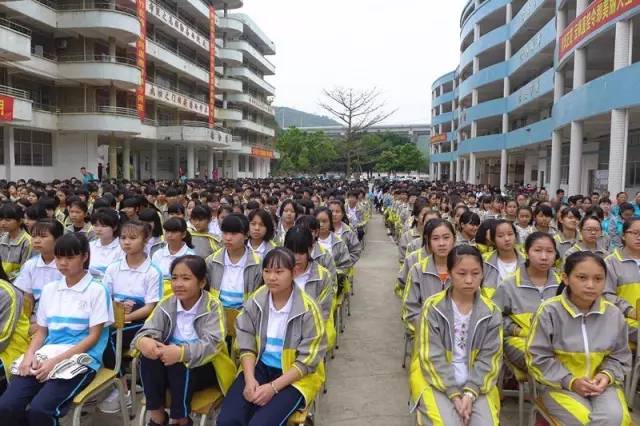 信宜朱砂中学师生与村干部捐款 救助白血病女生--黄丽蓉