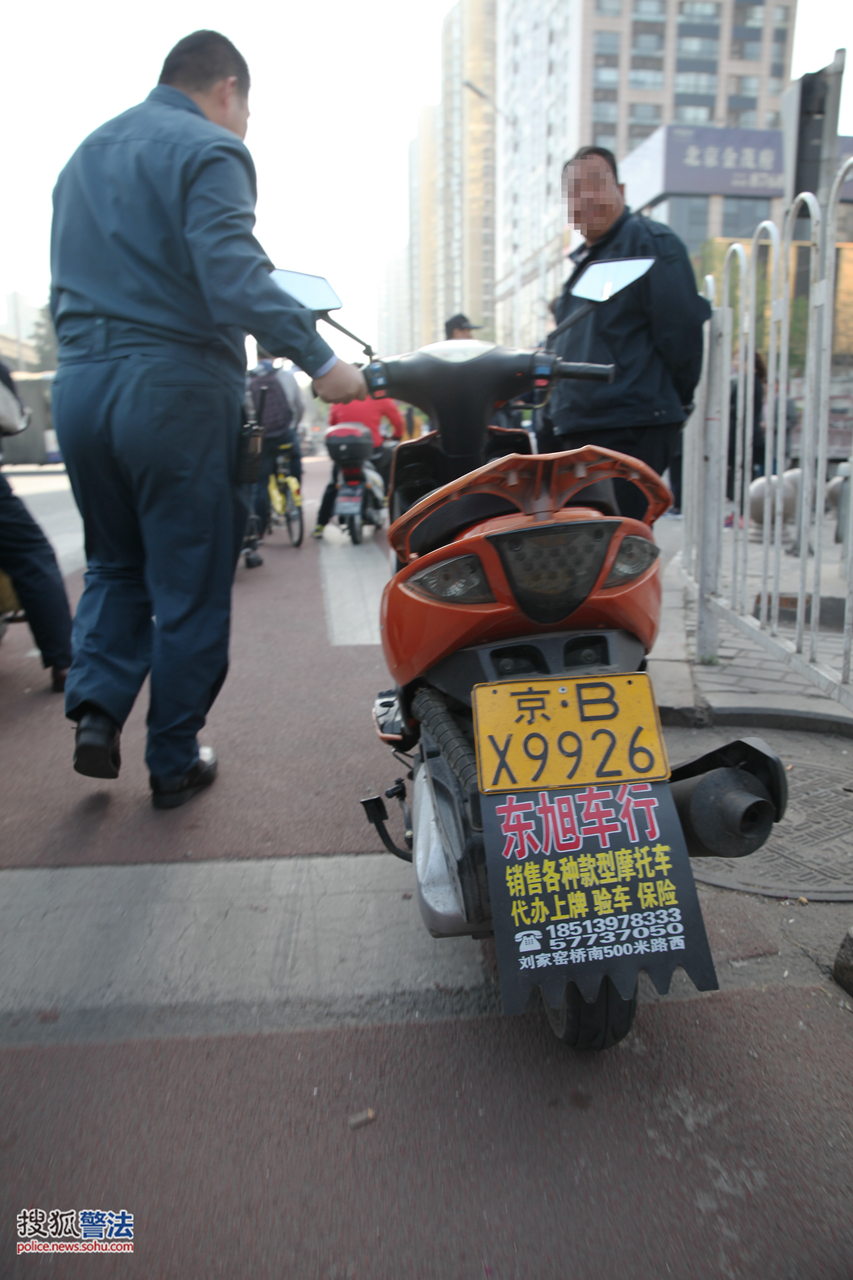 男子使用伪造驾照行驶证骑假牌照摩托车被刑拘