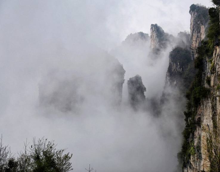 航拍黄鹤桥峰顶,山下的景阳大峡谷迷雾千重.