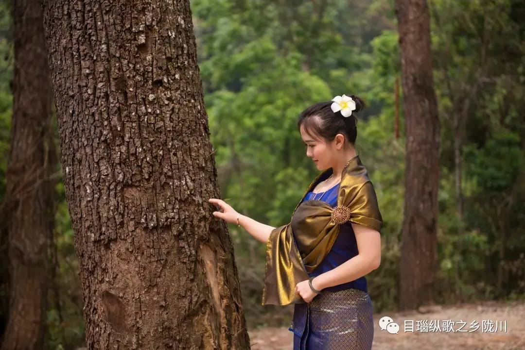 在树林中,也有傣族大妈来售卖,人们争先恐后的来买.