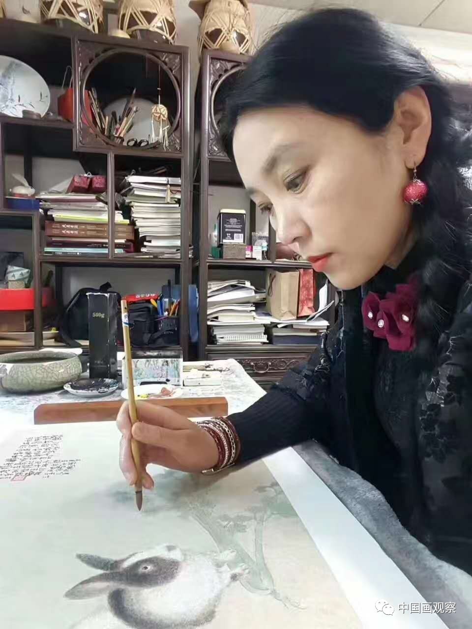 王德芳,国家一级美术师,中国美术家协会会员,中国女画家协会理事.