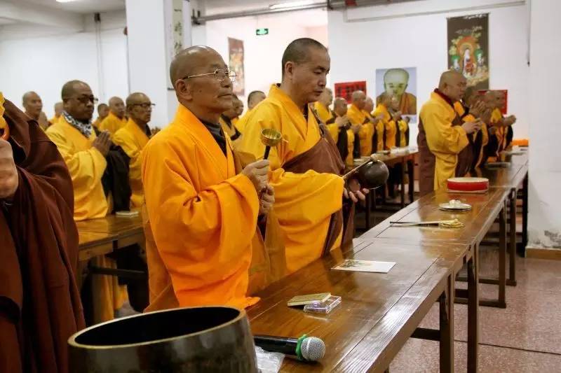 风翻贝叶观慈云智镜高悬施法雨能广法师于包头市观音寺宣讲普门品第