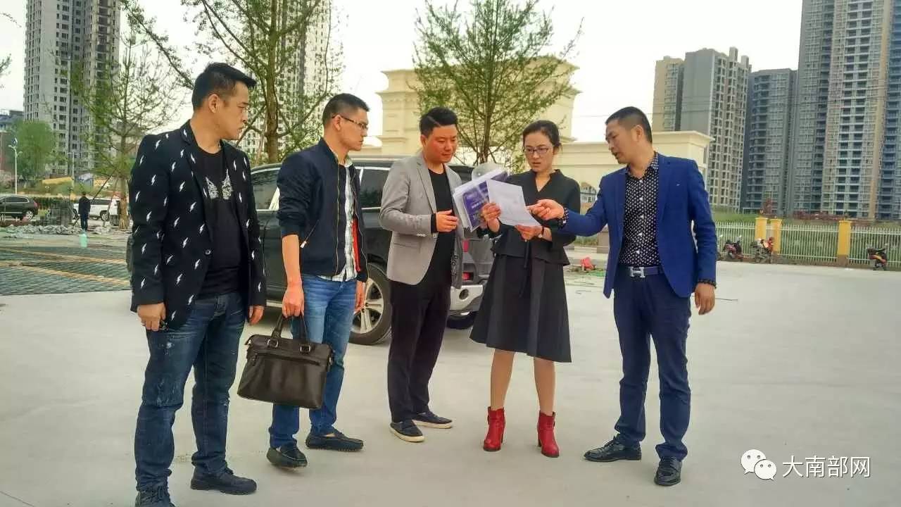 南部县副县长亲临首届婚博会展会现场,指导婚庆演艺行业商会开展工作!