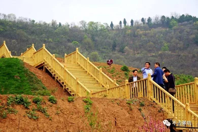 簸箕掌景区位于蓝田县城西北6公里,西邻古华胥,北依骊山,东邻秦岭,南