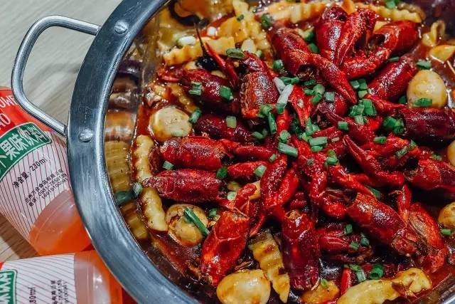 火红的小龙虾经过不同的烹饪方法制出,虽 卖相不同,但各有特色!