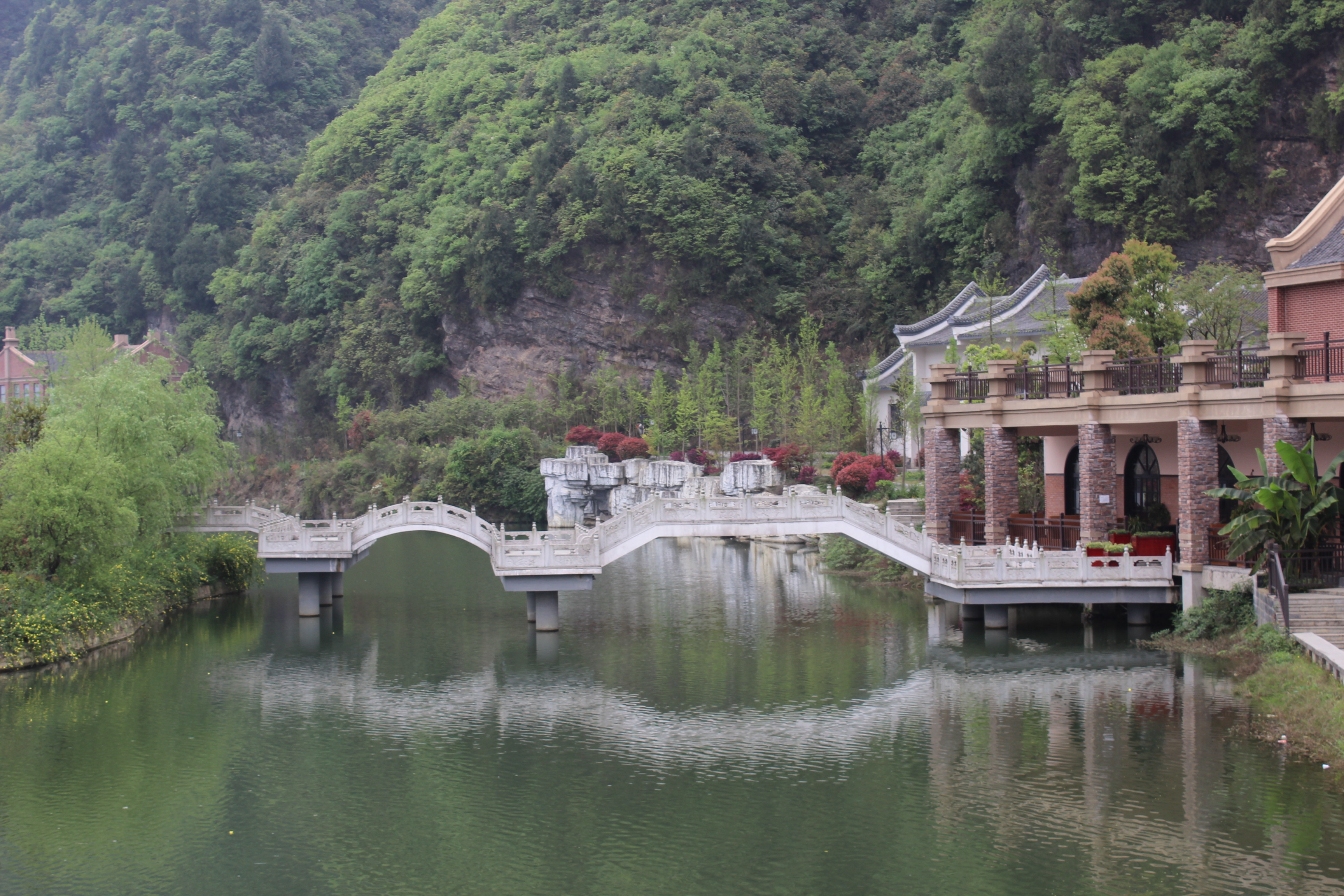 浩浩荡荡的车队沿着遵湄高速,跋山涉水,来到了美丽的湄潭仙谷山.