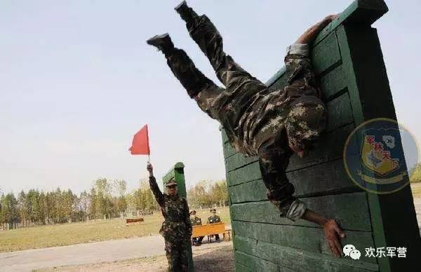 翻越高板墙,这个武警战士的动作非常标准,下面我们来看美军的表演.