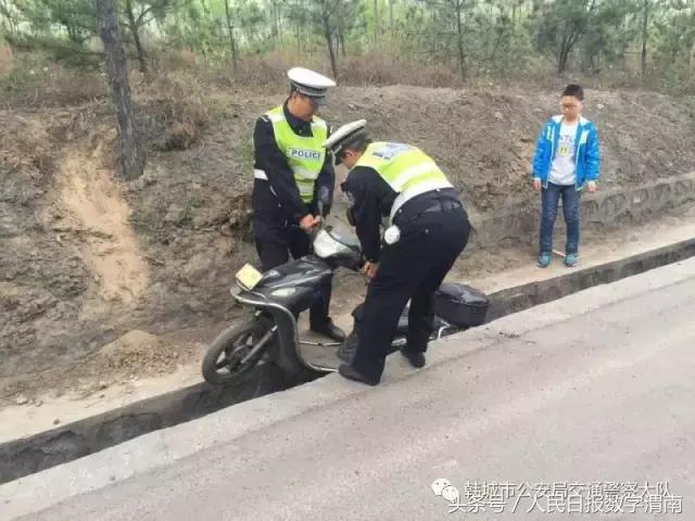 小学生驾驶电动自行车上路 韩城交警现场进行教育