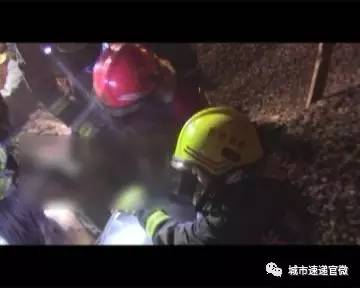 满载石子的大挂车侧翻一轿车被埋、驾驶员身亡