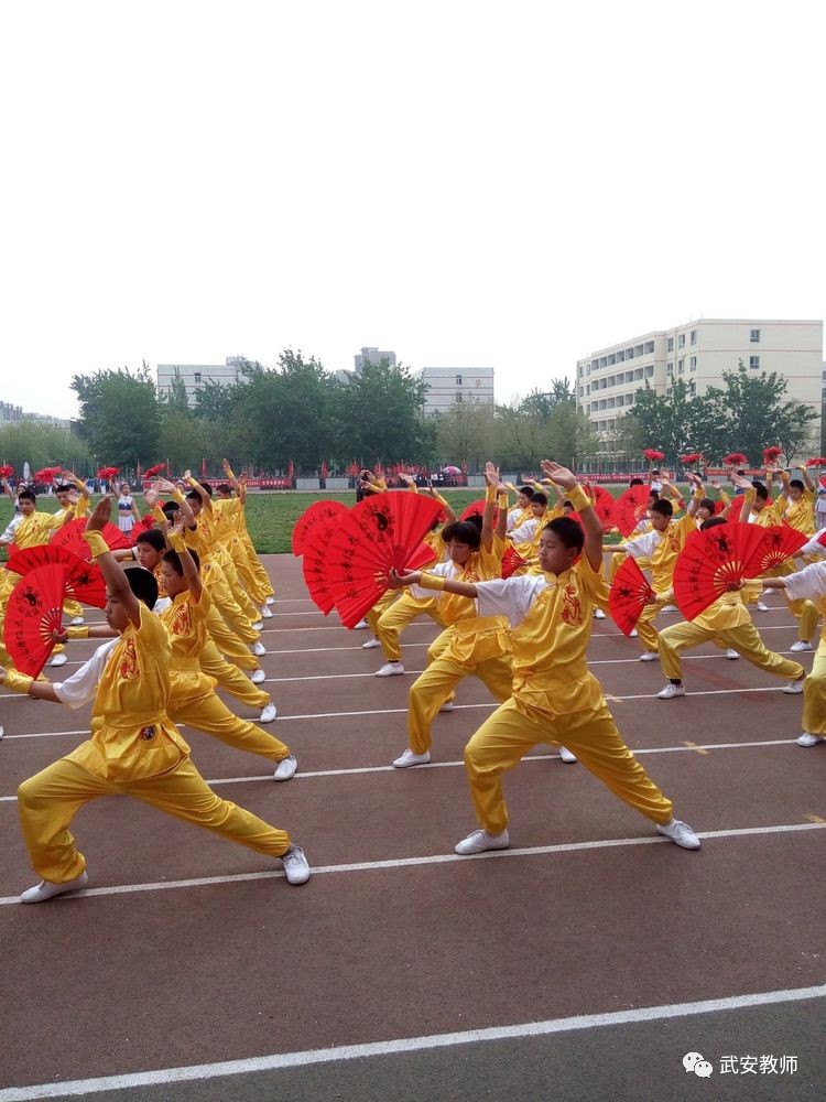 二中分校《自强奋进》中华响扇表演方队,显示出一种典雅的美,一种气质