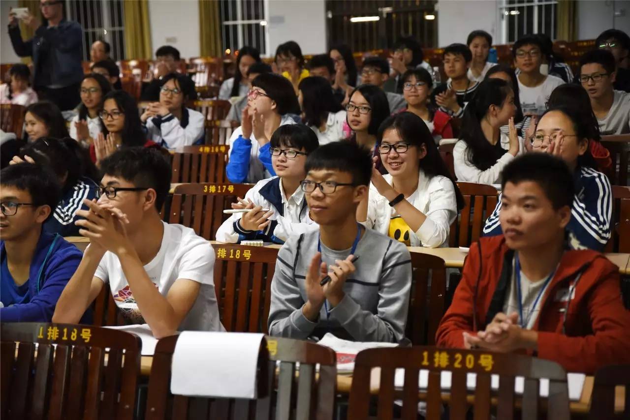 当代新闻写作与摄影培训走进百年学府—宾阳中学