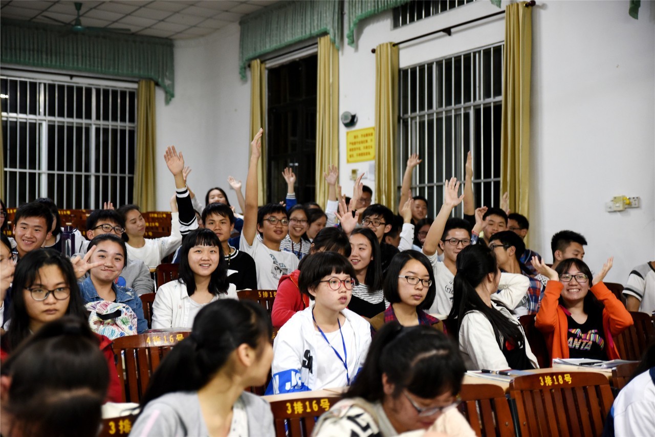 当代新闻写作与摄影培训走进百年学府宾阳中学