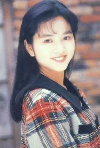 1990年凭借主演电影《孔雀王子》获得日本第17届电影大奖"最佳新人"