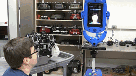 这台智能机器人,准备和理发师抢生意