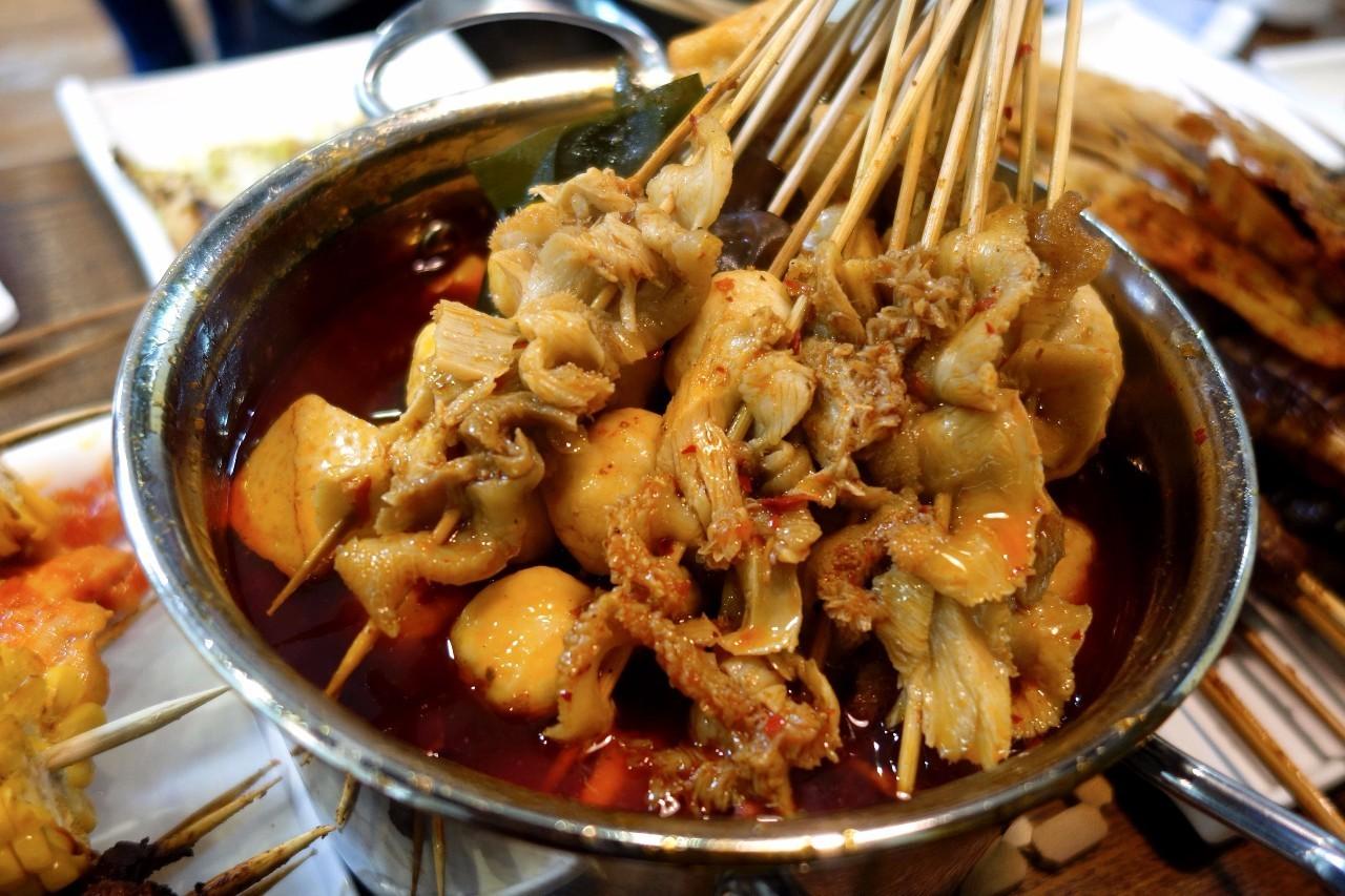在东北的烧烤里,涮毛肚锅总是配着烤串一起吃,简直是撸友铁律!
