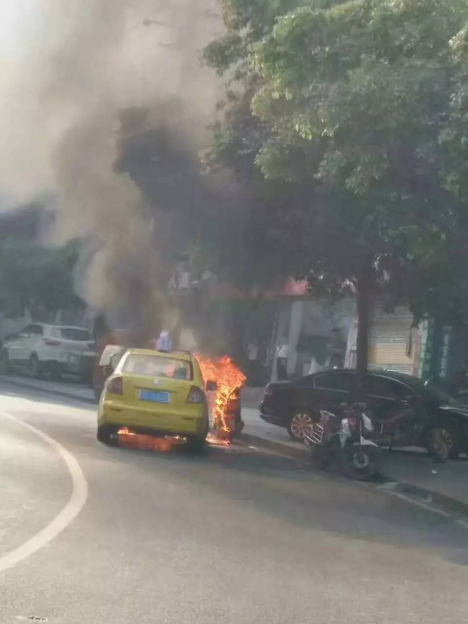 司机注意啦奉节下王家坪莫名起火出租车严重被烧祸及周边