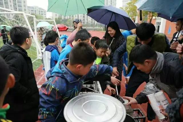 足球比赛下雨怎么办