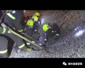 满载石子的大挂车侧翻一轿车被埋、驾驶员身亡