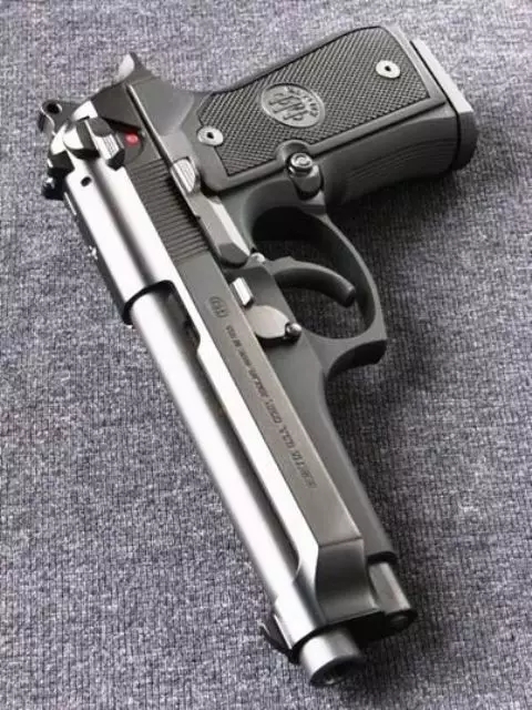 beretta92 这把手枪很大气,一看就知道是一把好枪 返回搜