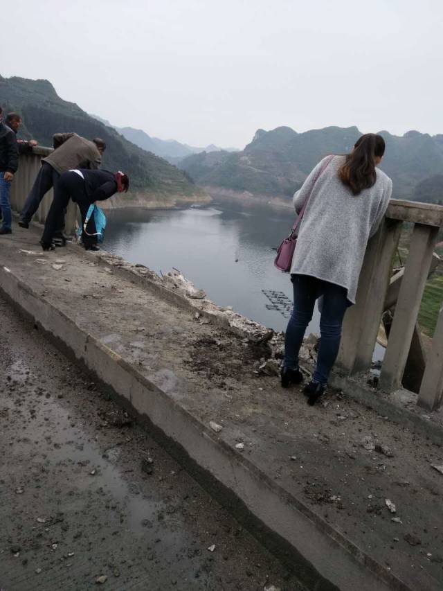 开阳县洛旺河大型交通事故正在紧张救援中,来往车辆及路人请注意安全.