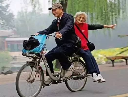 九江 90后 老人身价千亿却骑自行车上班!做客《
