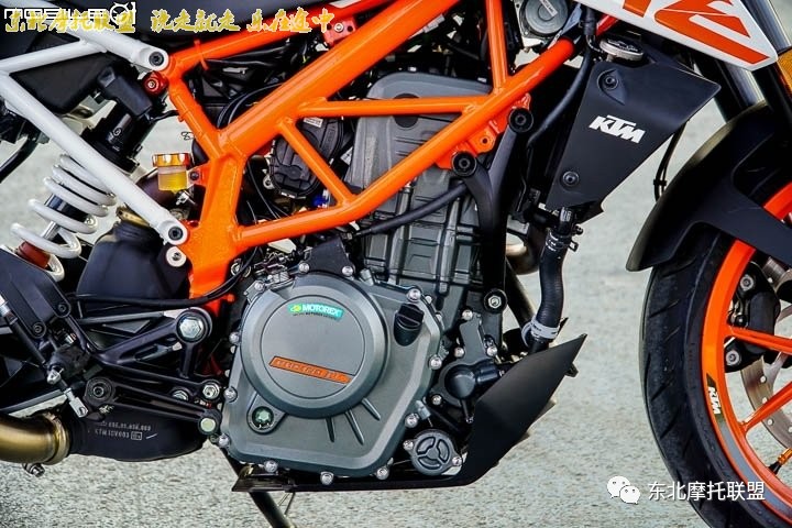 流利的弯道火箭2017ktm390duke意大利试驾