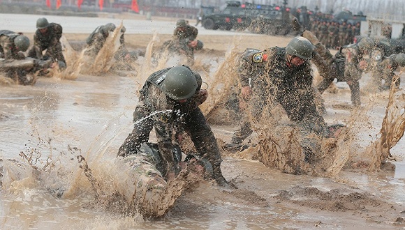 2016年3月28日,北京近郊,武警北京总队雪豹突击队开展野外实战化训练.