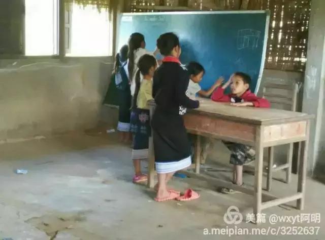 孩子们在教室里学习升国旗老挝赛宋本省龙江县三通村的小学,听说只有