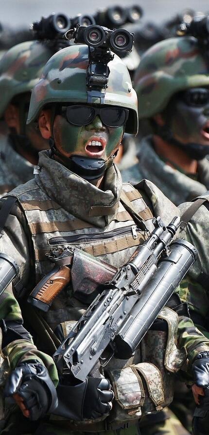 朝鲜特种兵亮相阅兵 装备顶尖号称朝鲜"御林军"