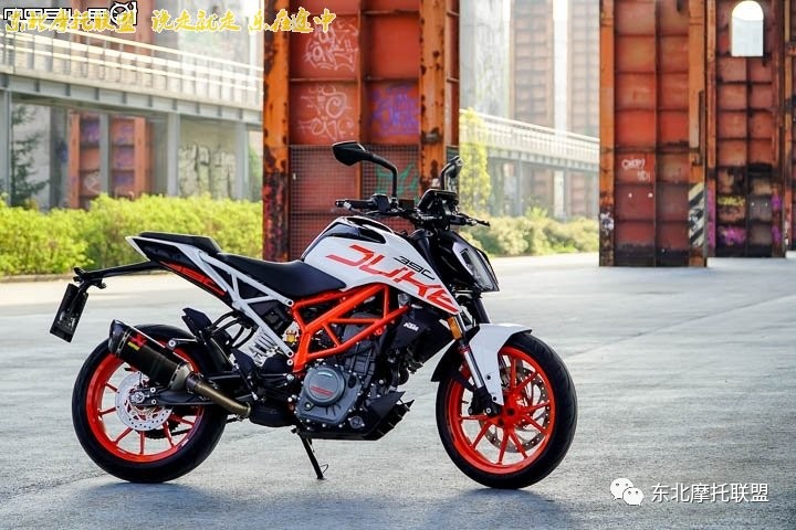 流利的弯道火箭2017ktm390duke意大利试驾