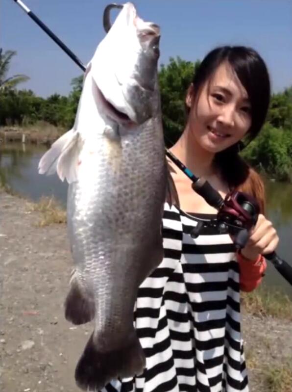 美女在湖边钓起大鱼,不知道有没有十斤