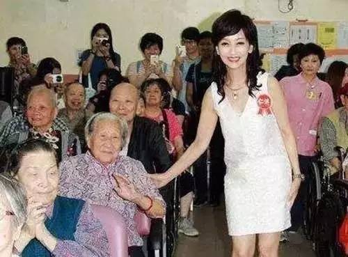 穿白裙的赵雅芝看起来比同龄人年轻多少?