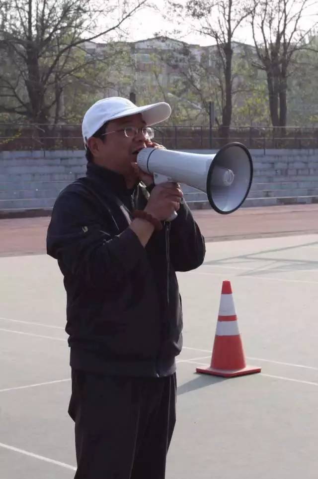 护理系副主任崔志鹏宣布拔河友谊赛开始,沈虹主任开哨,付海生老师负责