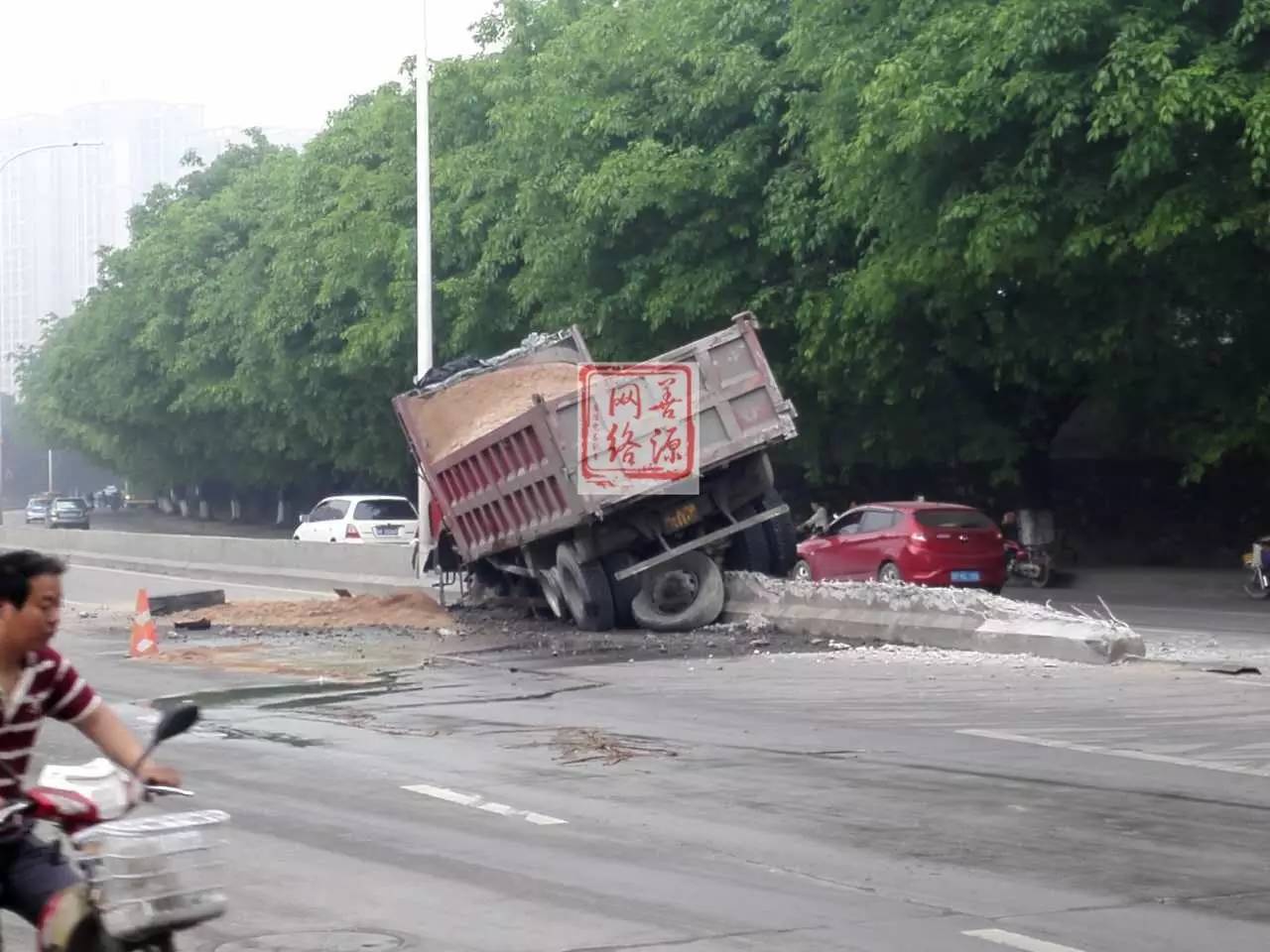 位于我市浈江区十里亭镇北郊加油站附近突发一起交通事故