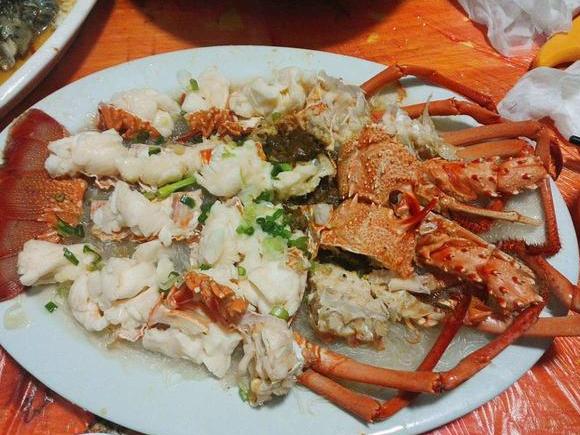 海岛民俗婚宴中的海鲜大餐，每道菜价值不菲