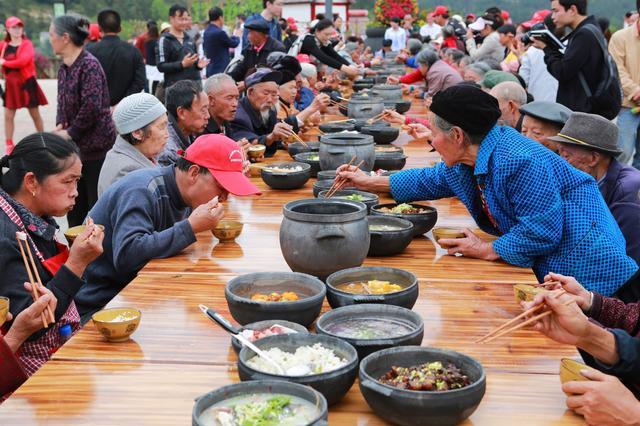 七星关区最具特色砂锅长桌宴亮相百岁老人大饱口福