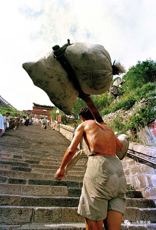 侯贺良摄(山东图片库签约摄影师)——冯骥才《挑山工》