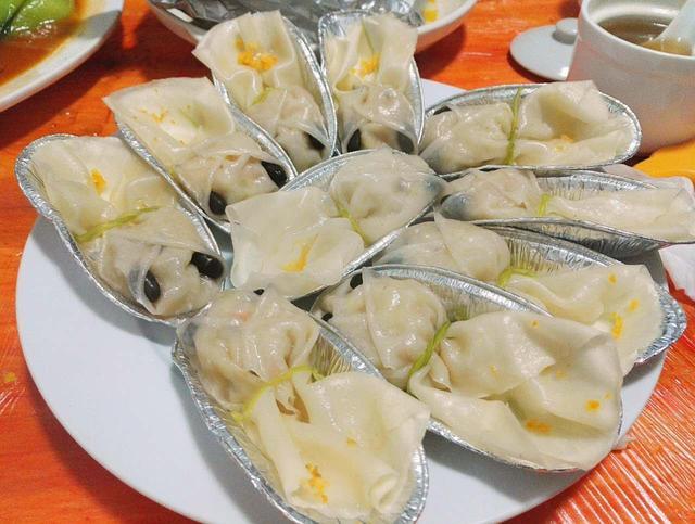 海岛民俗婚宴中的海鲜大餐，每道菜价值不菲