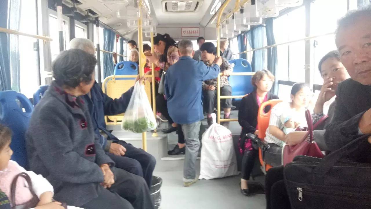 上偶遇颜县长 是不是很激动 小管发现 公交车免费后 乘坐公交车的人