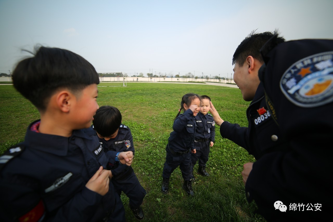 绵竹萌娃cos"小警察",上演《萌警出更》!