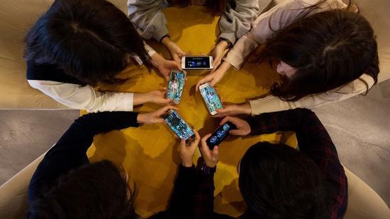 聚在一起玩游戏是年轻人的新选择 一位日本科技公司的员工就因贪图