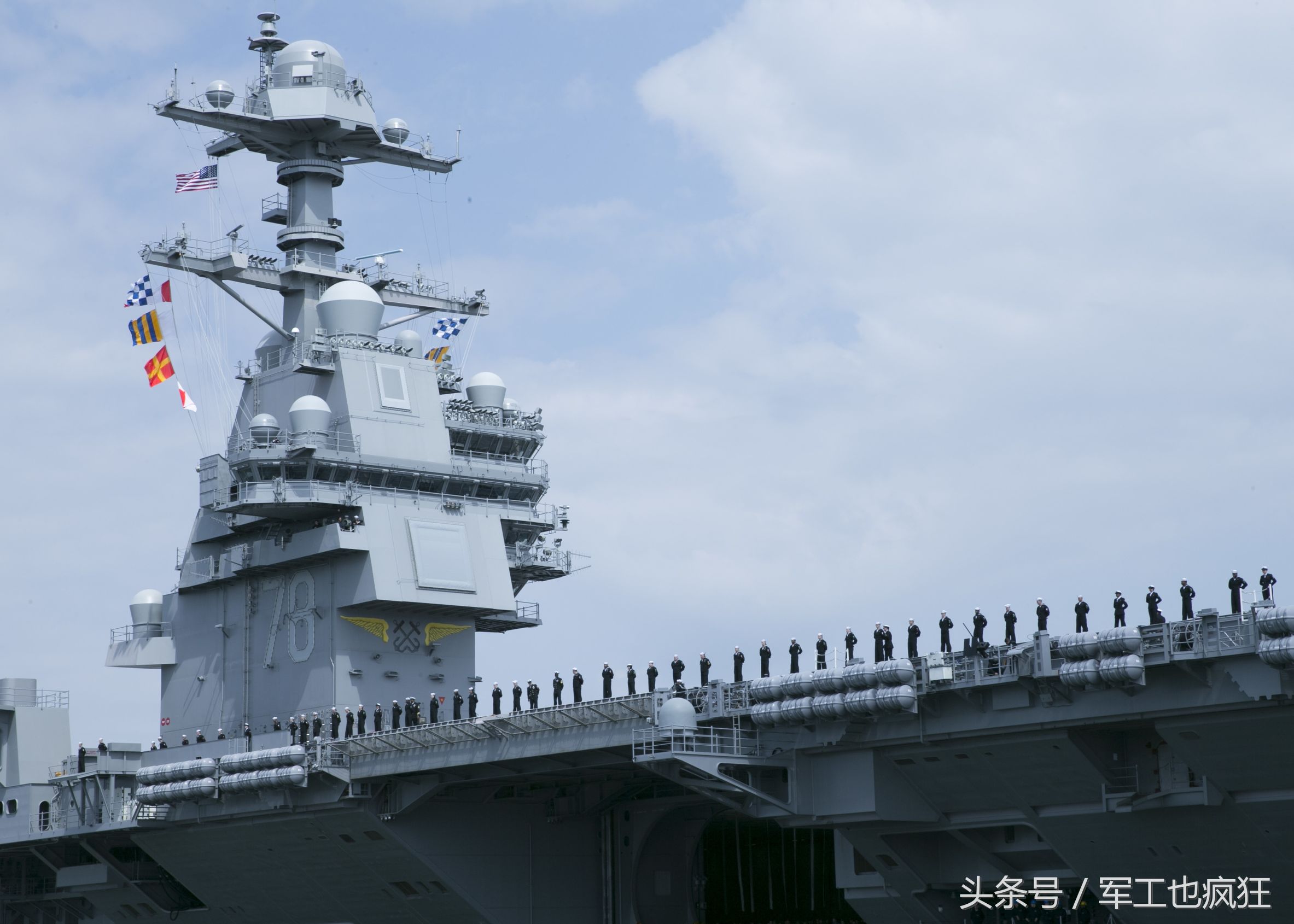 福特号航母(cvn78)进入美国海军诺福克基地