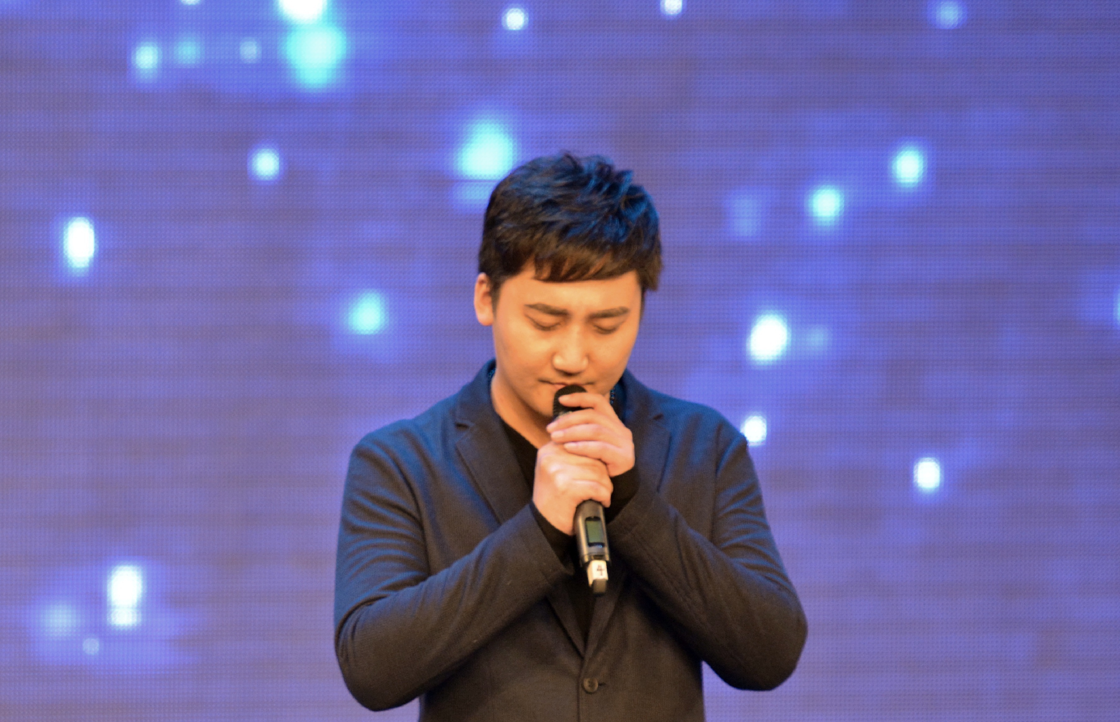 歌手陈岩带病发声 获最年轻"最美人民艺术家"