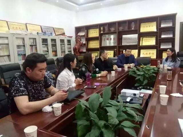 上蔡县团委书记胡焕焕热情接待了萤火虫公益协会一行,汇聚上蔡县县委