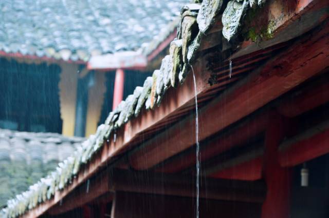 下雨天报国寺的房檐.