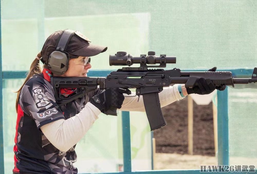 俄美女射手展示御用步枪卡拉什尼科夫新品曝光
