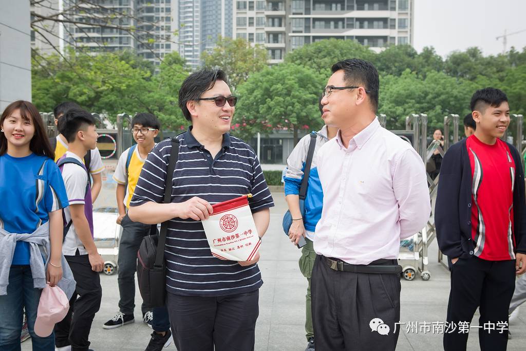 张俊昌副校长向交流团介绍我校情况—交流团师生在我校校园参观