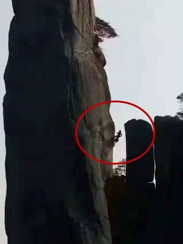 三清山巨蟒被这三个台州攀岩高人攻下!还惊动了当地警察,结果被抓了.